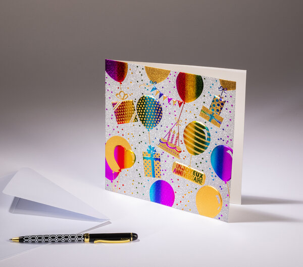 Carte double sparkle - joyeux anniversaire - cadeaux et ballons - papier paillette argentée  dorures arc-en-ciel et or