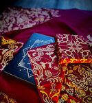 Lot de 3 Emballage Papier Cadeau Réutilisable Coton Recyclé Tissu Furoshiki Ecologique Rouge Bordeaux Design Créatrice Famille Mystérieuse