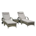 Lot de 2 transats bains de soleil grand confort : matelas  têtière  inclinaison réglable multipostions  accoudoirs  roulettes + table basse verre trempé résine tressée grise