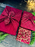 Lot de 3 Emballage Papier Cadeau Réutilisable Coton Recyclé Tissu Furoshiki Ecologique Rouge Bordeaux Design Créatrice Famille Aventureuse
