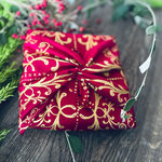 Lot de 3 Emballage Papier Cadeau Réutilisable Coton Recyclé Tissu Furoshiki Ecologique Rouge Bordeaux Design Créatrice Famille Mystérieuse