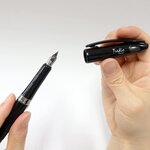 Stylo plume tradio corps vernis noir encre bleue x 12 pentel