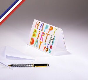 Carte double gourmandiz créée et imprimée en france sur papier certifié pefc - happy birthday en lettres multicolores