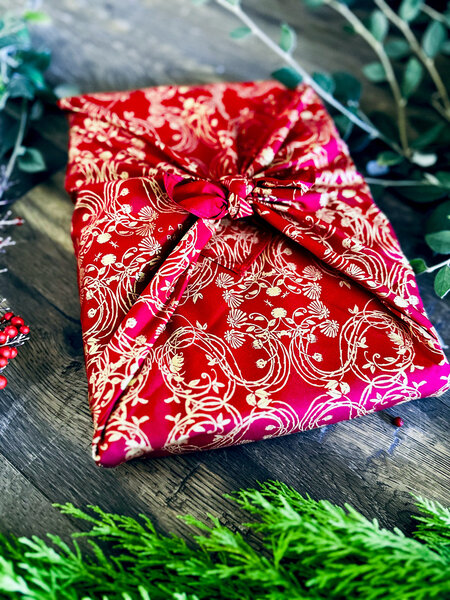 Carédeau Papier Cadeau Réutilisable Collection Monochrome Coton Recyclé Furoshiki 100  Coton  : Le Jardin Secret (TailleM) 55x55 cm en rouge bordeau