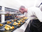 SMARTBOX - Coffret Cadeau Repas insolite 4 plats et visite de Paris dans le bus à impériale Champs-Élysées -  Gastronomie