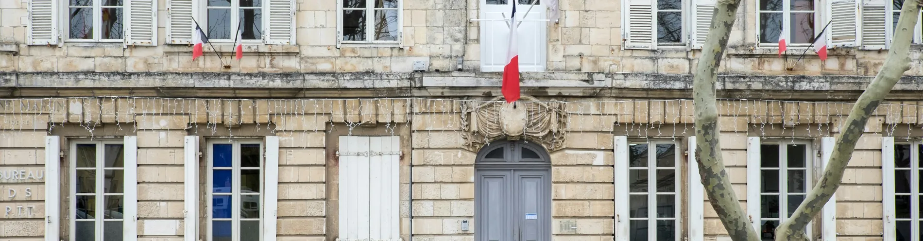 Visuel d'illustration Fronton de Mairie avec drapeau français La Poste Solutions Business